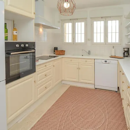 Holiday home 5 Bedroom Cozy In