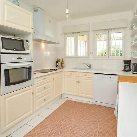 Holiday home 5 Bedroom Cozy In