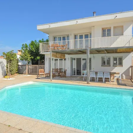 5 Bedroom Cozy In Valras-Plage